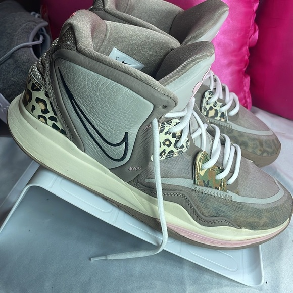 (B)‎ Nike Kyrie Infinity Leopard Print Basketball Shoes Iron Ore Light W, Size 9 - Picture 10 of 16